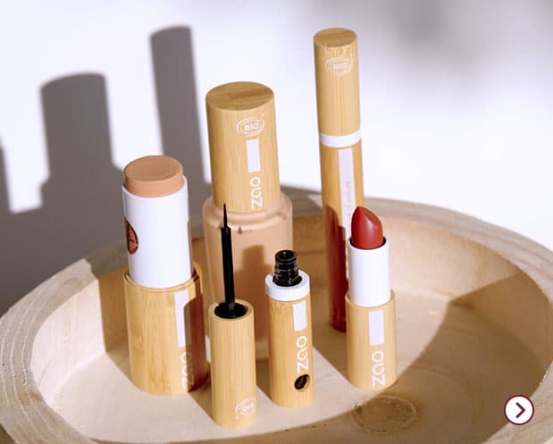 Gamme de maquillage bio ZAO en bambou : rouge à lèvres, eye-liner et fond de teint dans un bol en bois.
