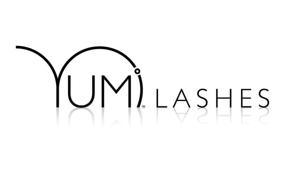 Logo Yumi Lashes noir avec lettrage stylisé et reflet, idéal pour le rehaussement de cils professionnel.